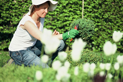 Frau bei der Gartenpflege